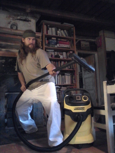 preparing to face all the dust, dirt and bugs - in pure Aliens style